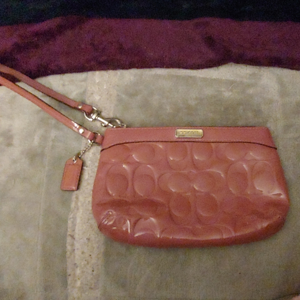 💗 Coach pink patent leather wristlet